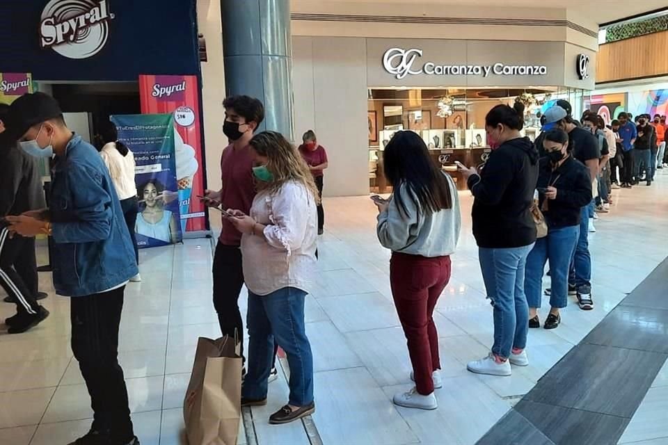 La fila para comprar boletos se extiende afuera del complejo del cine.