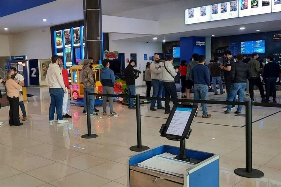 Así lucen las filas en Cinépolis de Galerías Valle Oriente.