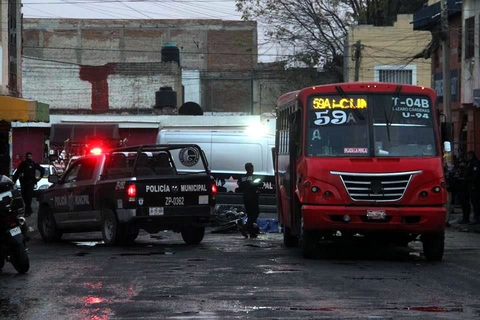 La víctima iba como pasajera en una motocicleta cuando cayó del vehículo y fue arrollada por el transporte público.