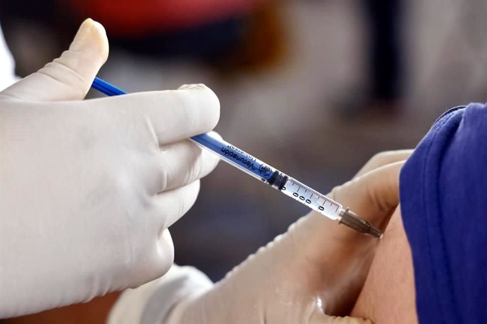 La aplicación de un refuerzo de la vacuna contra Covid-19 inició en Jalisco para los adultos mayores de 60 años que ya cuenten con su esquema completo.