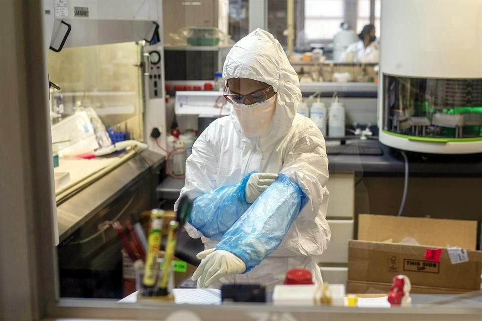 Una especialista en un laboratorio de la Escuela de Medicina Nelson R. Mandela en Durban, Sudáfrica.