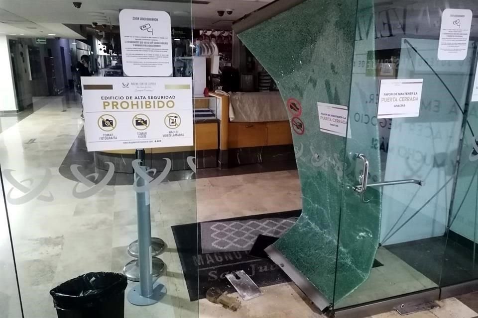 El presunto ladrón dañó una puerta de cristal para entrar a robar joyas.