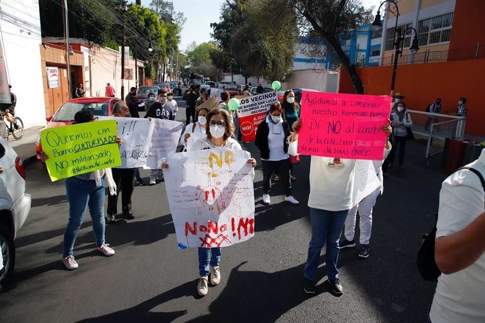 Mientras avanzaban, los vecinos gritaban frases como 'libros no fusibles', pues propusieron a la demarcación que El Parián sea utilizado mejor para una casa de cultura.