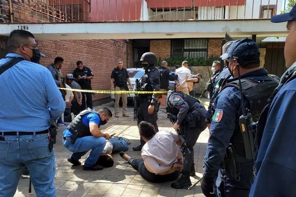 Tras un enfrentamiento en una finca de la Colonia Chapalita, autoridades aseguraron a decenas de personas y localizaron armamento.