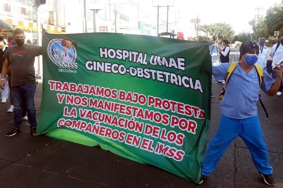 Los médicos bloquean Belisario Domínguez, en demanda de la vacuna contra Covid-19.