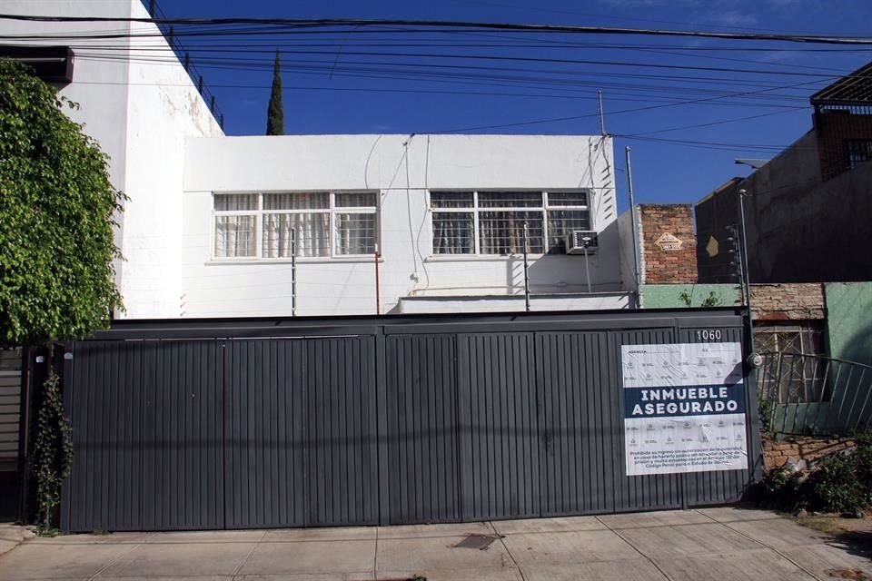 En la manzana donde sucedió todo solamente quedaron las cintas de acordonamiento tiradas y las calcomanías de aseguramiento que personal de la Fiscalía puso en los domicilios involucrados.