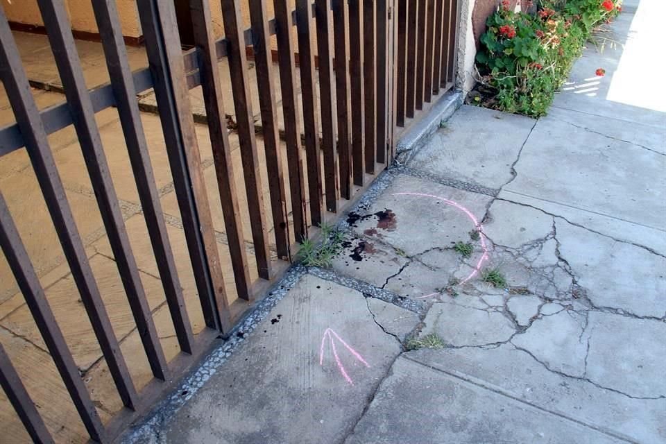 Algunas huellas de sangre prevalecen en el lugar.