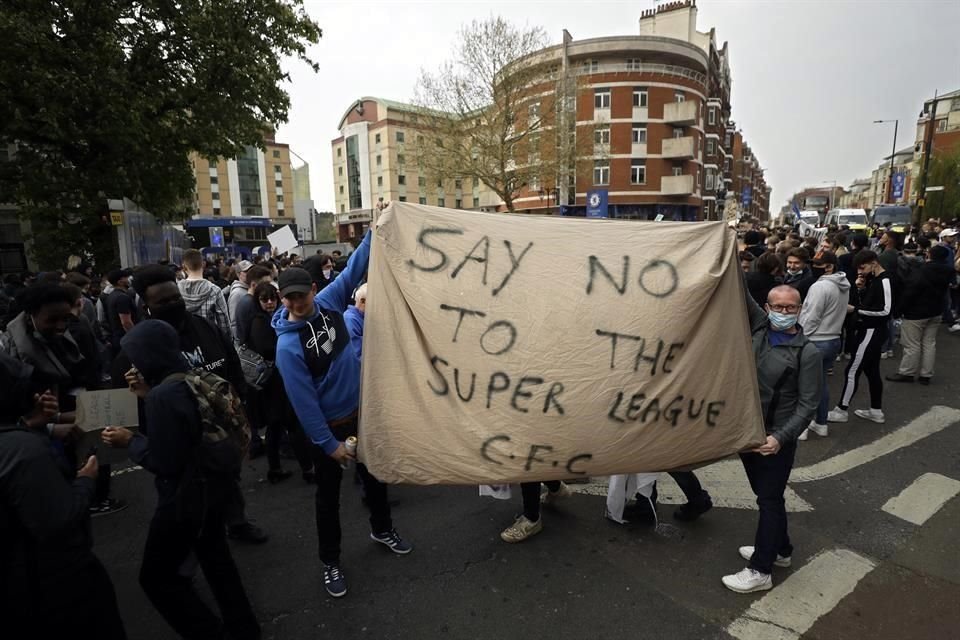 Los aficionados ingleses protestaron contra la Superliga.