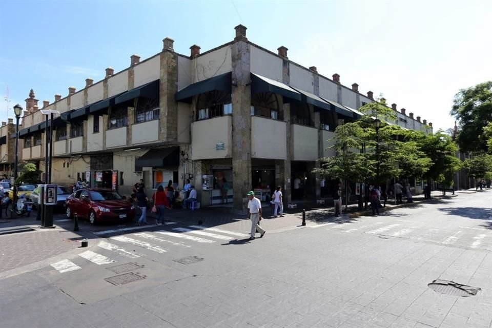 Los postes de plástico complicarían, según los afectados, la circulación en los alrededores del mercado.