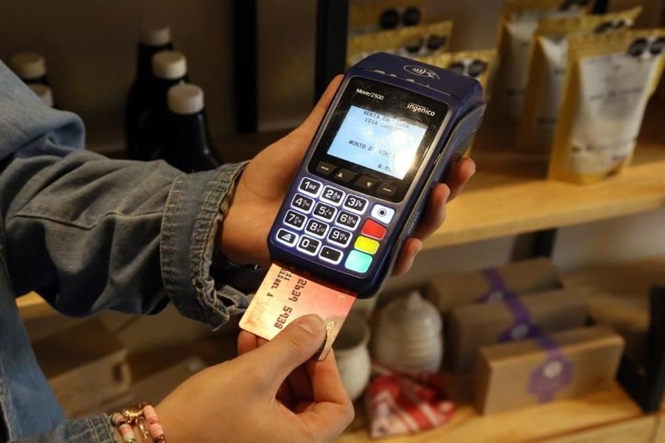 El funcionario instó a los representantes de diferentes instituciones financieras a buscar el apoyo de las ciencias del comportamiento para entender por qué una persona realiza compras compulsivas.