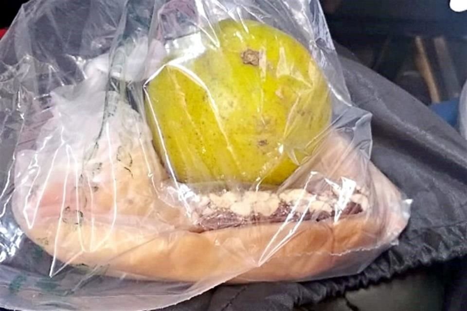 Los simpatizantes provenientes de Ecatepec recibieron un lunch en bolsa de plástico.