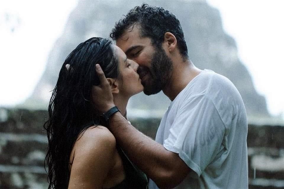 Aislinn Derbez y su nuevo novio, Jonathan Kubben.