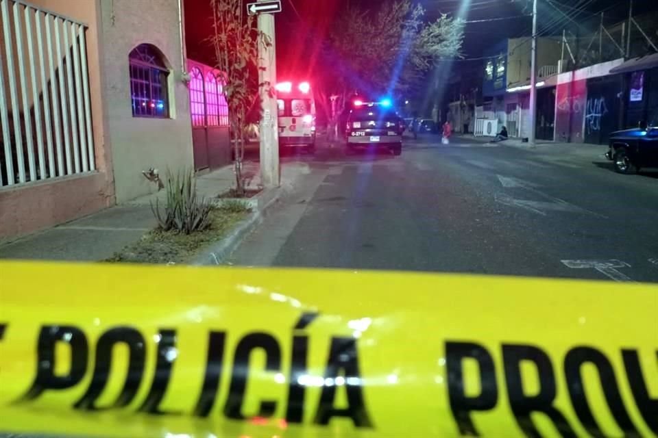 Sujetos armados persiguieron a un hombre y luego lo asesinaron a balazos en calles de la Colonia Jardines de San Francisco, en Guadalajara.