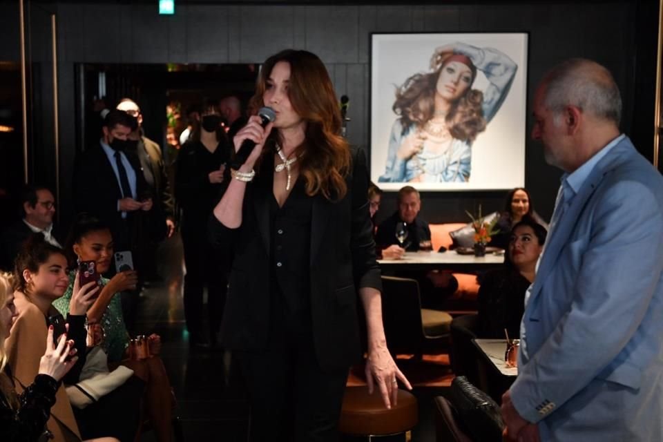 Carla Bruni deleitó a los invitados con una presentación musical especial.