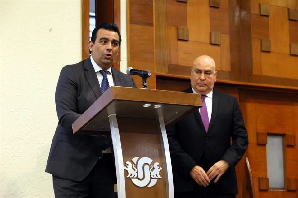 Raúl Revuelta, director del GAP, y Martín Zazueta, director del aeropuerto tapatío.