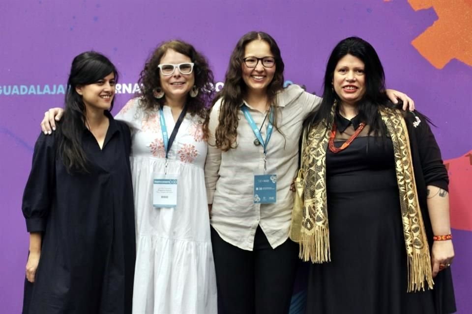 Brenda Lozano, Jennifer Thorndike, Ave Barrera y Dolores Reyes durante la charla 'Brujas y modernas', en el marco de la FIL de Guadalajara.