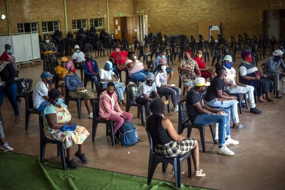 Personas en Orange Farm, Sudáfrica, esperan una dosis de la vacuna contra Coronavirus.