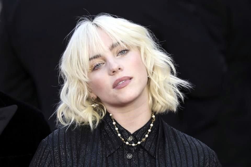 La cantante Billie Eilish volvió a sorprender con su cambio de look, pues ahora es castaña.