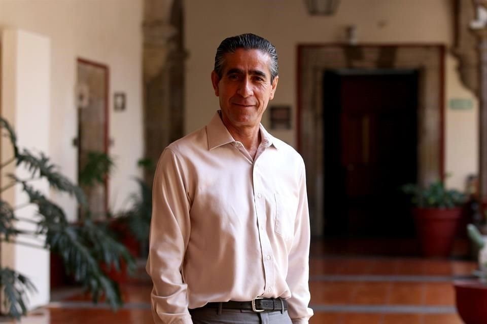 El legislador de Morena, Óscar Vázquez, señaló que es indignante no tomar en cuenta a comunidades densamente pobladas en Mi Macro Periférico.