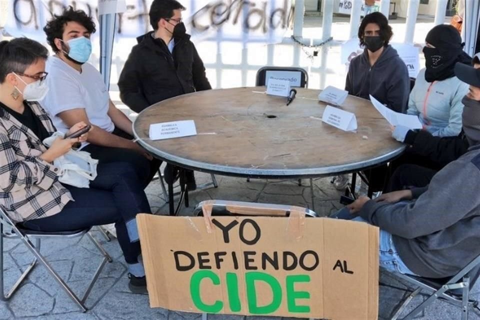 El 3 de diciembre, los estudiantes esperaron 30 minutos a la directora del Conacyt.