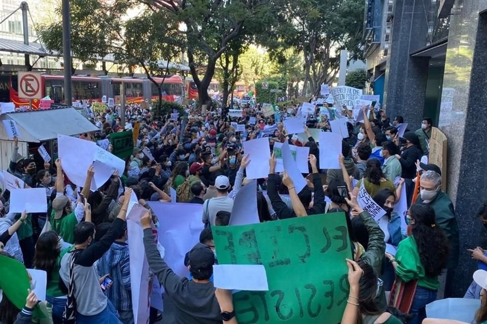 A la movilización se han sumado alumnos de otras instituciones como la UNAM, la Universidad Iberoamericana, el ITAM, y también acuden profesores de la UAM.