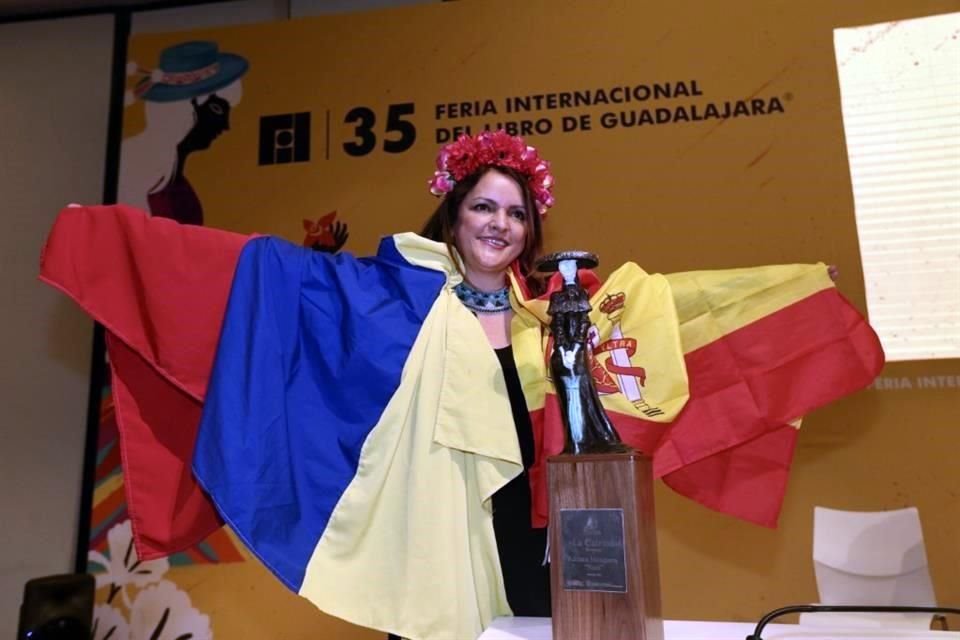 Enfundada en la bandera de Colombia, Nani recibió ayer el Homenaje La Catrina en el marco de la FIL.