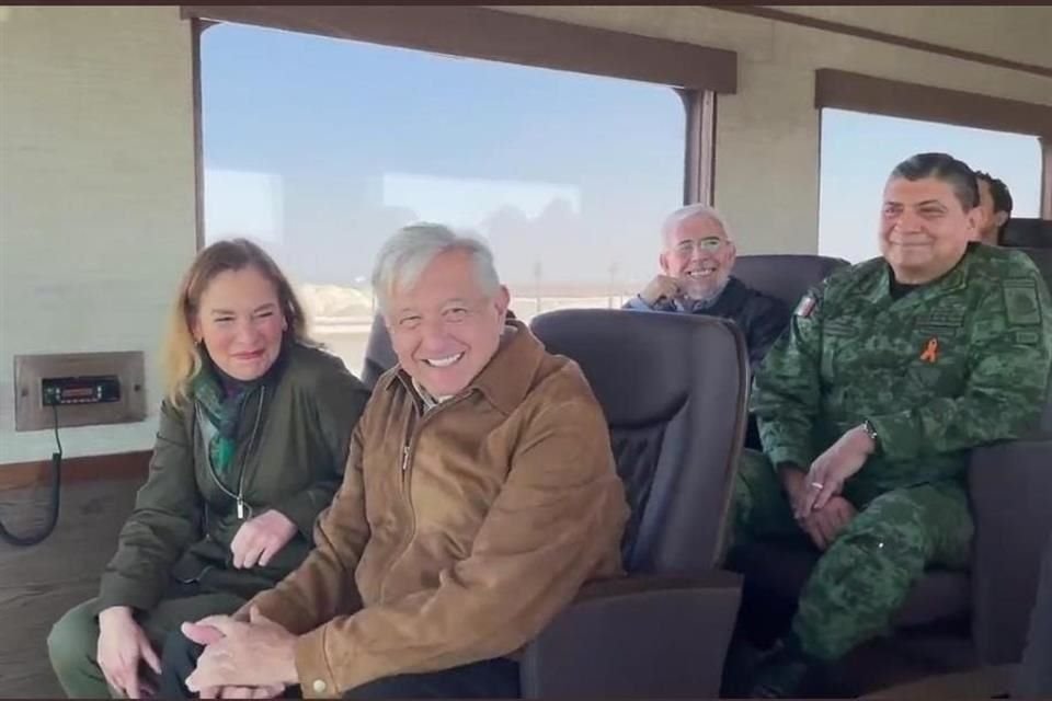 El Presidente recorrió en tren la periferia del Aeropuerto Internacional Felipe Ángeles.