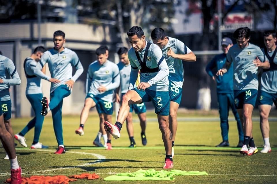 Pese a ya estar eliminados, los futbolistas del América se mantienen entrenando.