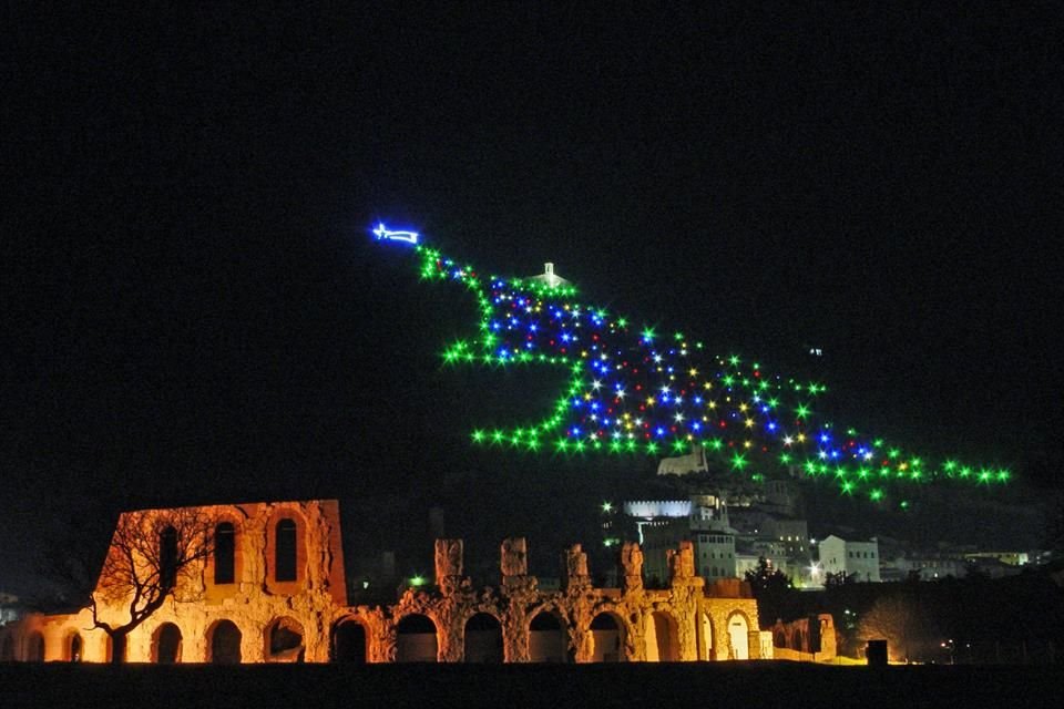 El árbol de Gubbio, en Italia, puede observarse a casi 50 km. de distancia.