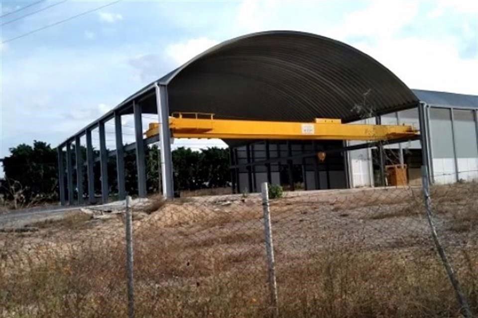 La planta de separación de residuos que costó 32 millones de pesos está abandonada en Picachos, pese a estar terminada.