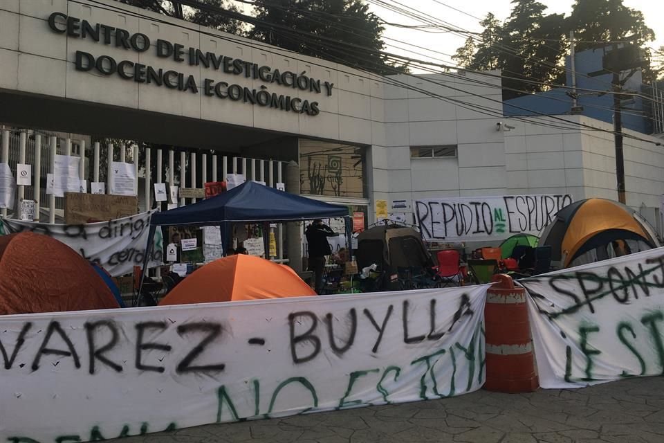 Mientras estudiantes mantienen paro dentro de las instalaciones del CIDE, egresados instalaron campamento afuera de la sede en Santa Fe.