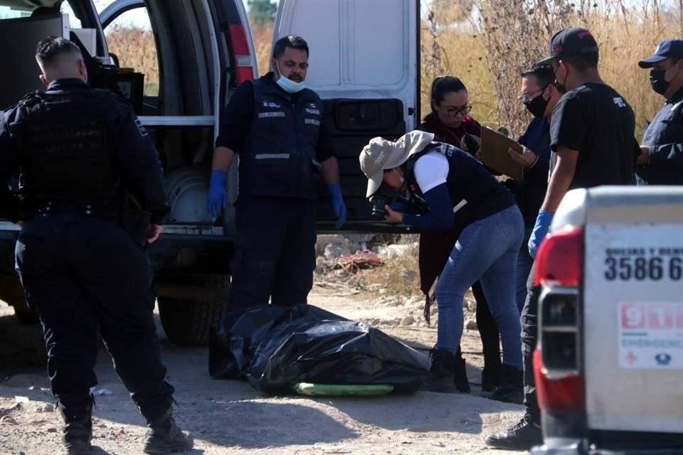 Los cadáveres de dos hombres envueltos con playo fueron localizados en una brecha cerca del Fraccionamiento Las Palmas, en Tonalá.