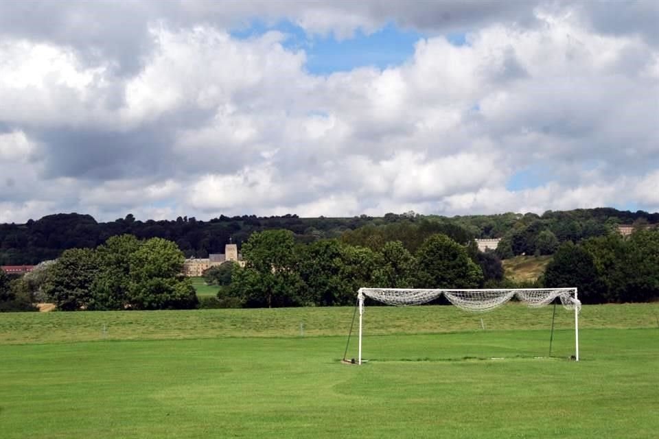 En este campo de futbol jugaron los tres tapatíos Orendáin que importaron todo lo que significó el Atlas. Al fondo se ve el colegio.