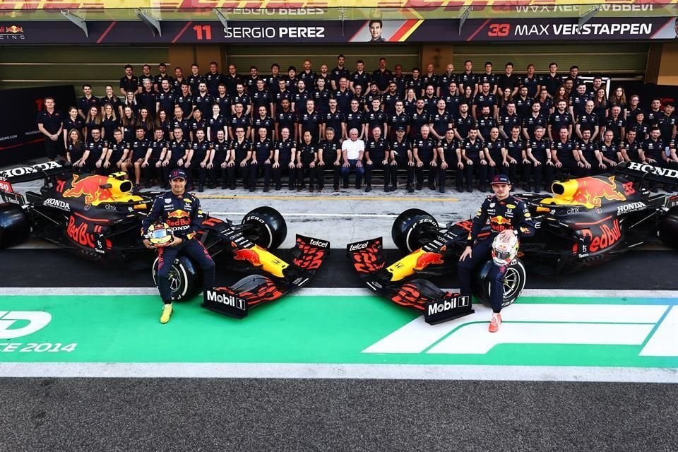 Red Bull, Sergio Pérez y Max Verstappen, afinan detalles para el siguiente año con pruebas de los autos.