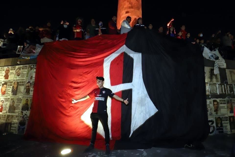 Los aficionados del Atlas retomaron la costumbre de festejar en la hoy nombrada Glorieta de las y los Desaparecidos.