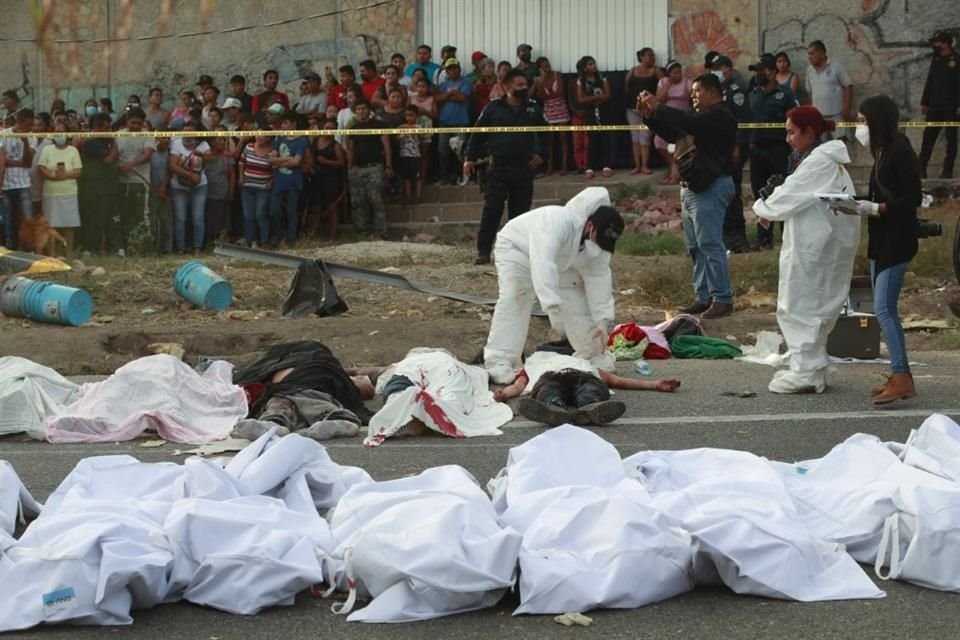 Decenas de cuerpos quedaron tirados en el asfalto.