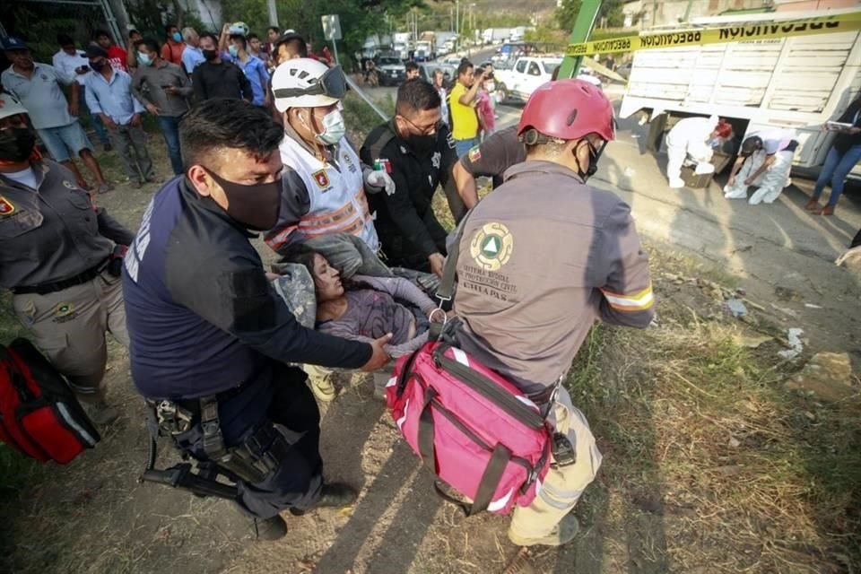 Personal de emergencias ayuda a una mujer herida tras el accidente en Chiapas.