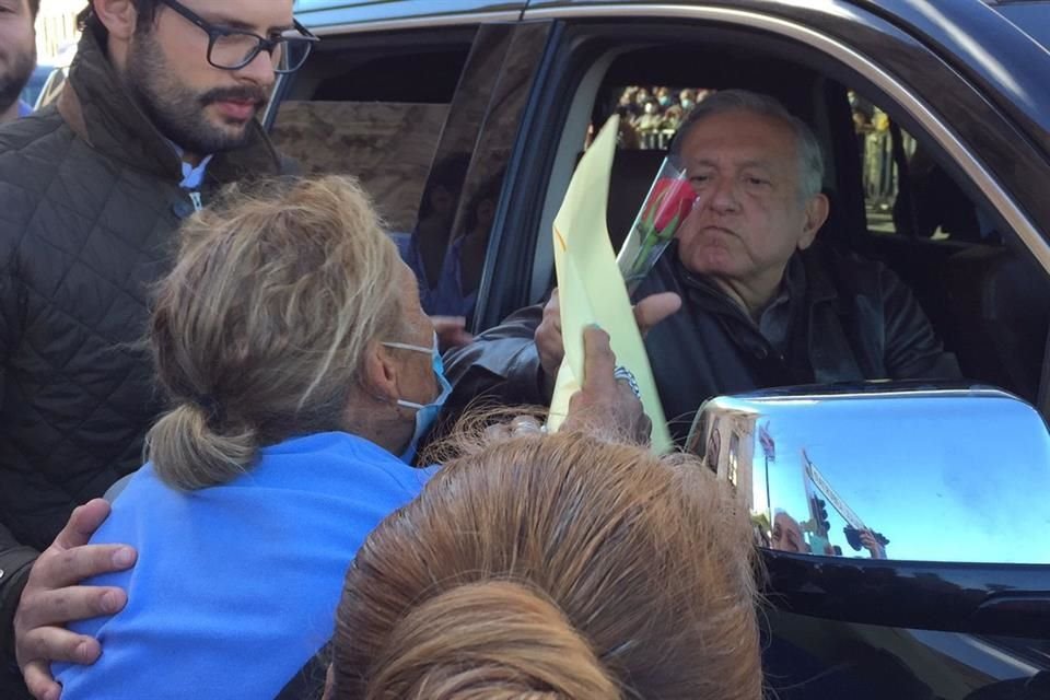 Andrés Manuel López Obrador a su salida del Palacio de Gobierno de Chihuahua.