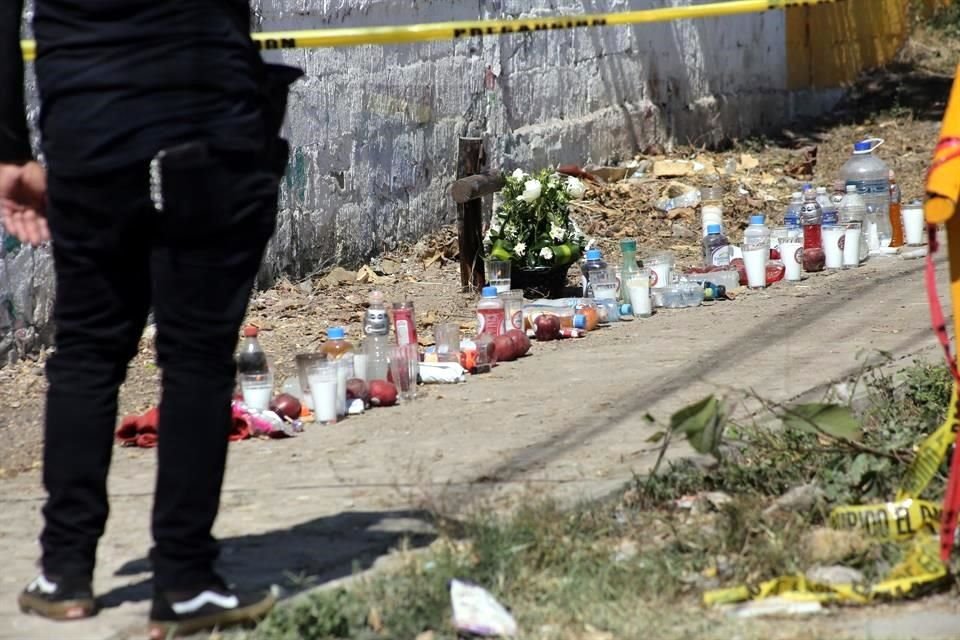 Vecinos de la colonia 'El Refugio', lugar donde ocurrió el accidente carretero donde perdieron la vida 49 migrantes, colocaron veladoras.