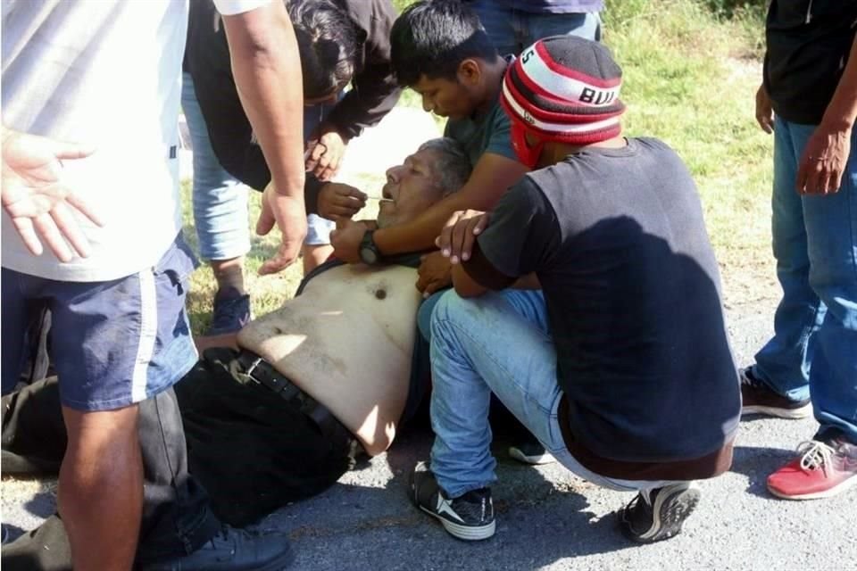 Migrantes auxilian a un hombre salvadoreño tras ser atropellado por una camioneta del INM.