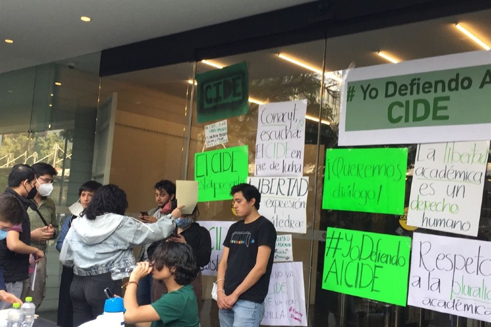 Una trabajadora bajó a entregar un folder amarillo con un escrito en el que se pide a estudiantes del CIDE liberen las instalaciones. 