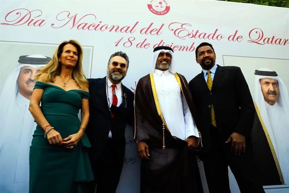El cantante Mijares y el también ex jugador Manuel Negrete estuvieron presentes en el evento por el Día Nacional de Qatar.
