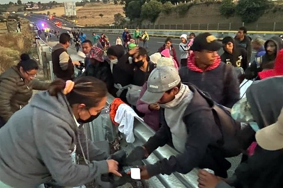 GN cerró la vía México-Puebla ante avance de caravana, a la altura de Santa Rita Tlahuapan, Puebla, donde se prevé que migrantes pernocten.