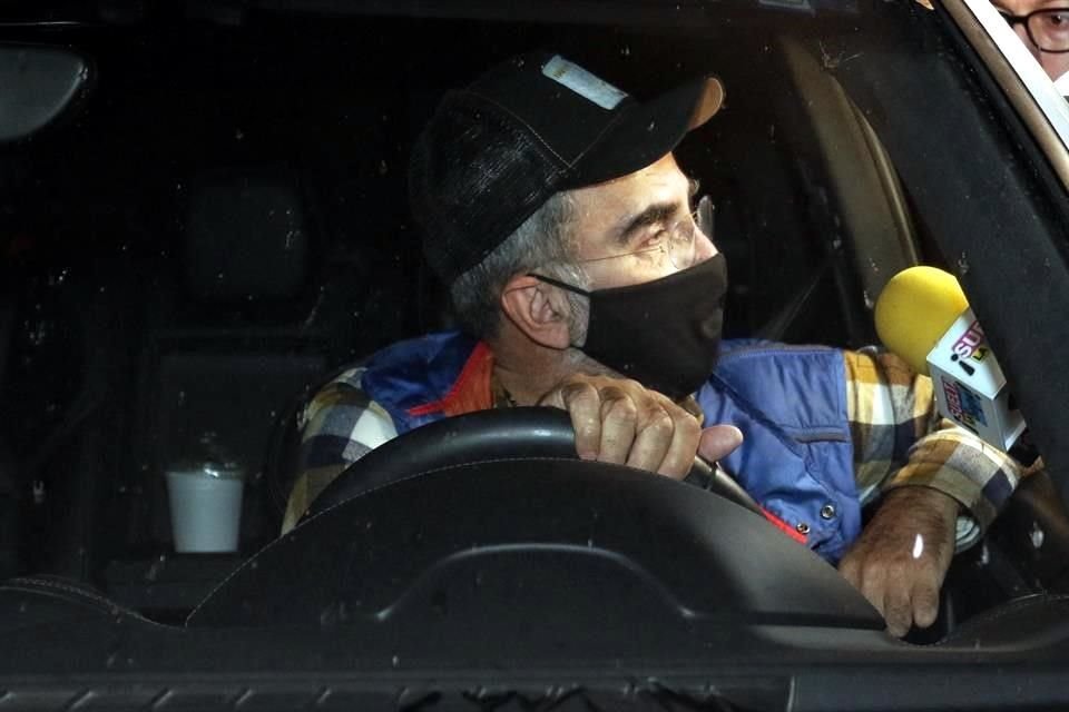 Vicente Fernández Jr. aseguró que su padre se encuentra dormido y ligeramente estable, dentro de la gravedad de su condición.
