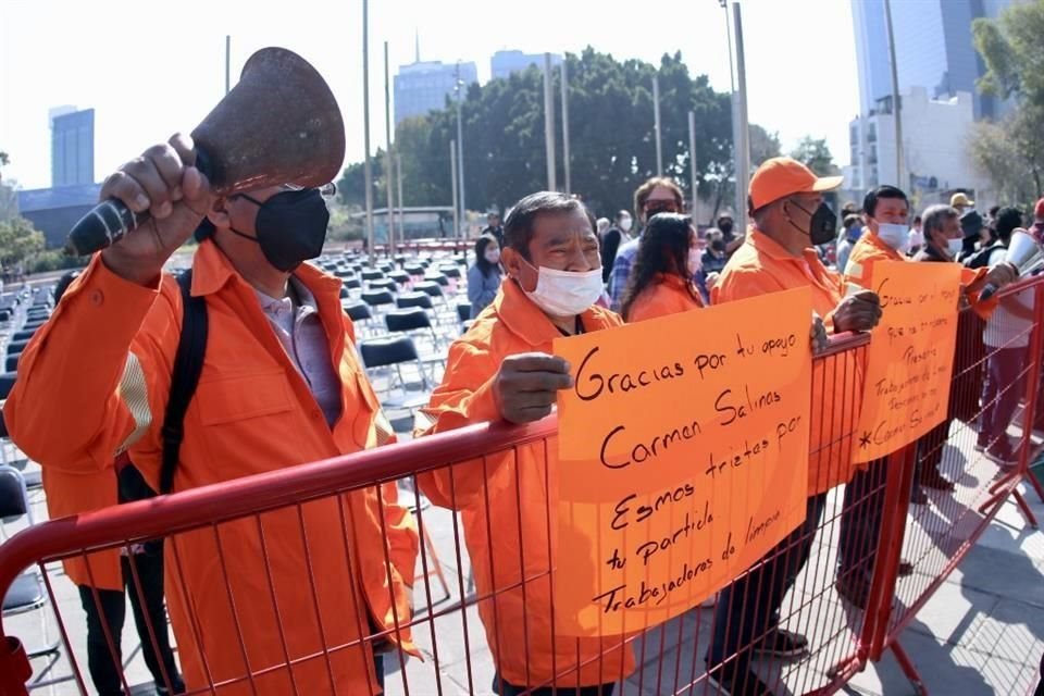 Personal de limpia se dio cita en el homenaje a Carmen Salinas, donde hicieron sonar sus campanas para la actriz.