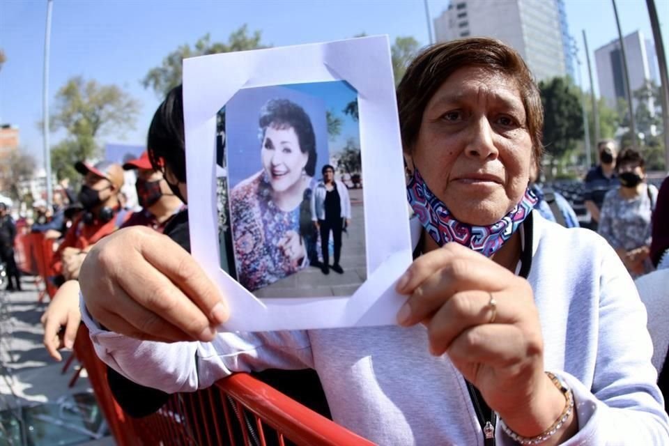 Adultos mayores hacen fila para poder despedir los restos de Carmen Salinas.