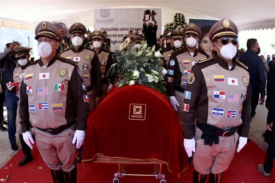Así inició el tributo a Carmen, con la primera guardia de honor montada por personal policíaco.