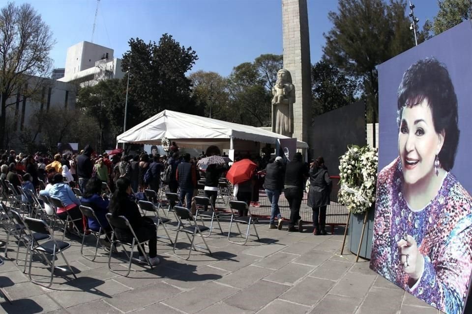 Al pie de el Monumento a la Madre se montó una carpa hasta la cual algunos podían accesar.