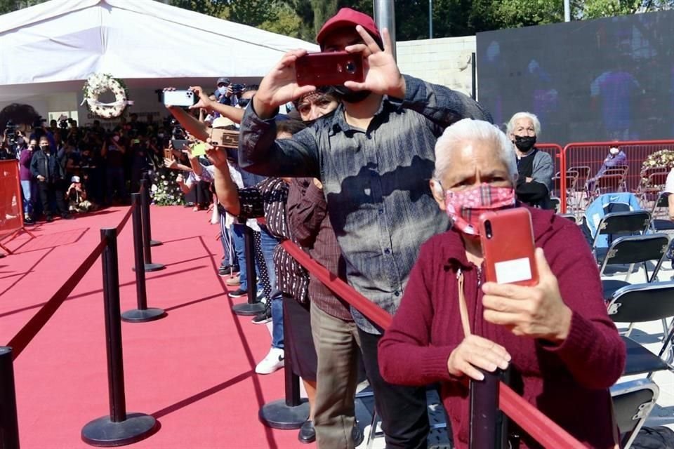 Con medidas sanitarias, los fans pudieron accesar por grupos a las inmediaciones del ataúd.