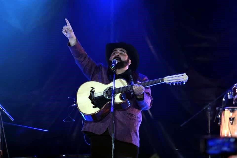 Salomón Robles ofreció '¿Por Qué Me Haces Llorar?', 'No Me Compares' y 'Estoy Enamorada de Ti'.